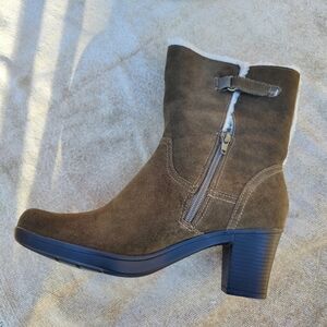 New 🆕 Clarks Olive Green Suede Leather Ankle Boots with Faux Fur, Size 8.5 M